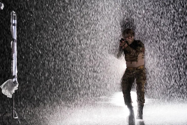 戦闘中の陸軍兵士雨の夜に危険な任務に行くアサルトライフル プレートキャリアと戦闘ヘルメットと制服 高品質の写真 — ストック写真