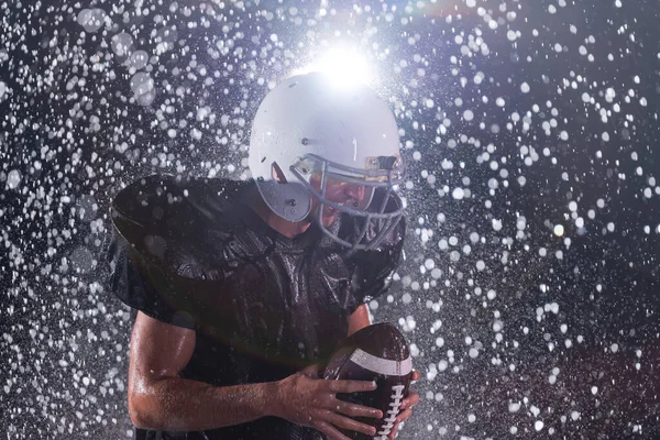 American Football Athlet Krieger Steht Auf Einem Feld Hält Seinen — Stockfoto