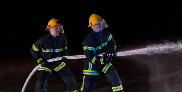 Firefighters Use Water Hose Eliminate Fire Hazard Team Firemen Dangerous — Stock Photo, Image