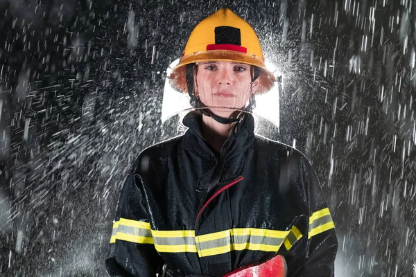 Portret Kobiety Strażaka Stojącej Chodzącej Odważnie Optymistycznie Silny Deszcz Jest — Zdjęcie stockowe