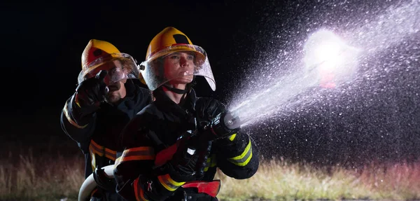 Hasiči Používají Hadici Aby Vyloučili Nebezpečí Požáru Tým Ženských Mužských — Stock fotografie