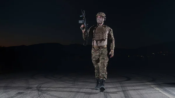 Armeesoldat Kampfuniformen Mit Sturmgewehr Tellerträger Und Kampfhelm Auf Einer Gefährlichen — Stockfoto
