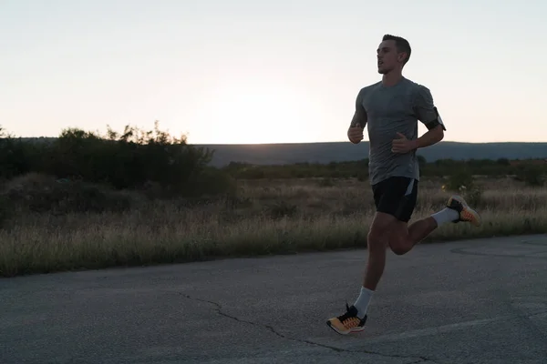 Hombre Atractivo Forma Corriendo Rápido Largo Carretera Del Campo Luz — Foto de Stock