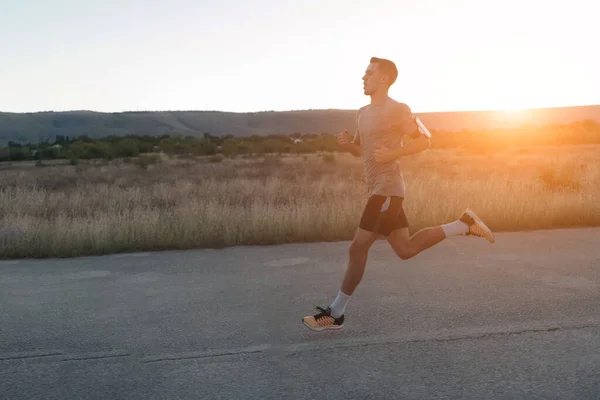 Hombre Atractivo Forma Corriendo Rápido Largo Carretera Del Campo Luz — Foto de Stock