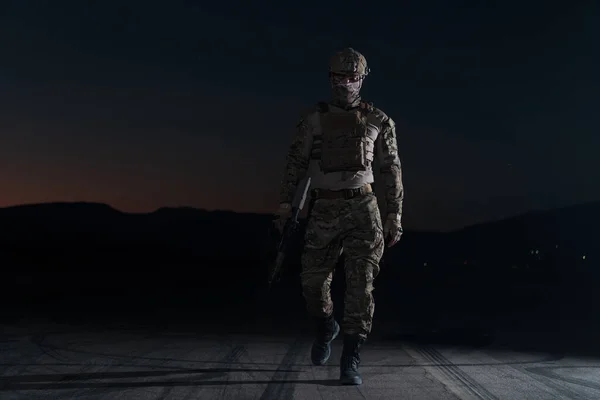 Soldado Del Ejército Uniformes Combate Con Rifle Asalto Portaplatos Casco — Foto de Stock