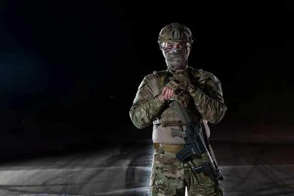 在一个雨夜 身穿战斗服 手持冲锋枪 板载和作战头盔的陆军士兵正在执行一项危险的任务 高质量的照片 — 图库照片