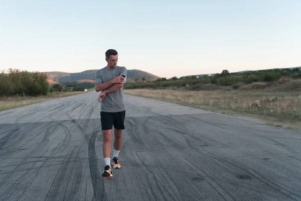 Hardlopen Workout Man Met Mp3 Muziekspeler Luisteren Naar Muziek Met — Stockfoto