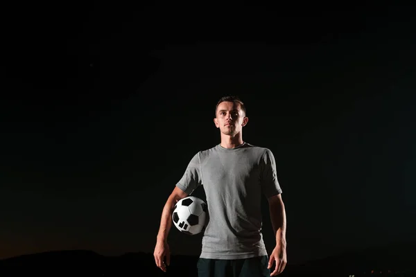 Portrait Jeune Footballeur Talentueux Dans Une Rue Jouant Avec Ballon — Photo