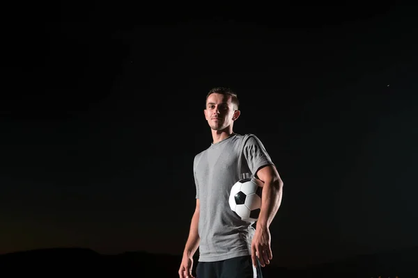 Portrét Mladého Pohledného Talentovaného Fotbalisty Ulici Jak Hraje Fotbalovým Míčem — Stock fotografie