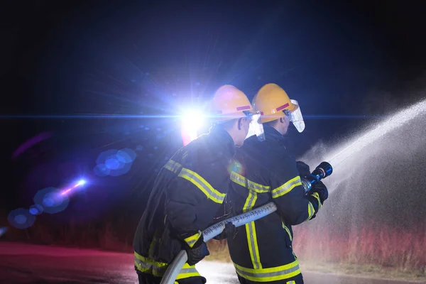 Пожежники Використовують Водяний Шланг Усунення Пожежної Небезпеки Команда Пожежників Небезпечній — стокове фото