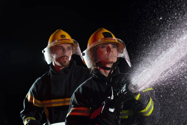 Bomberos Que Utilizan Una Manguera Agua Para Eliminar Peligro Incendio —  Fotos de Stock