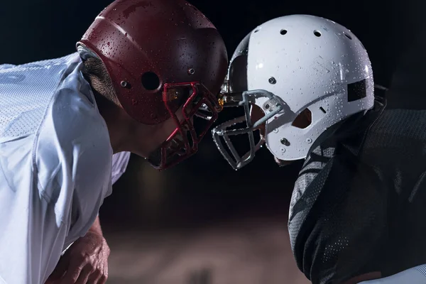 雨で暗い夜に直面する2人のアメリカのサッカー選手 競争と競争の概念 高品質の写真 — ストック写真