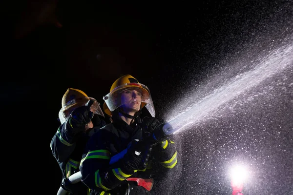 Bombeiros Usando Uma Mangueira Água Para Eliminar Perigo Incêndio Equipe — Fotografia de Stock