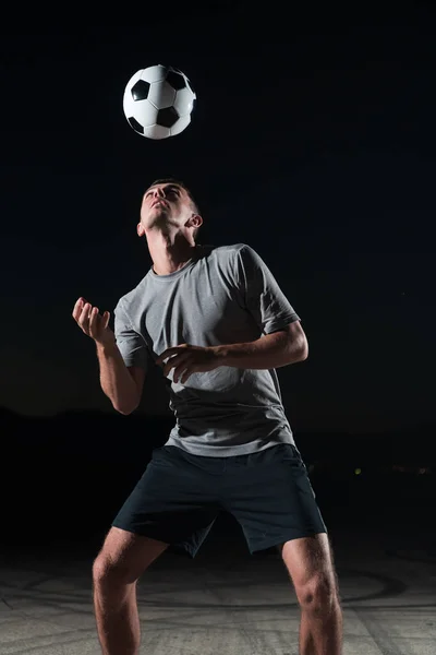 Portrait Jeune Footballeur Talentueux Dans Une Rue Jouant Avec Ballon — Photo