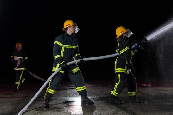 Bombeiros Usando Uma Mangueira Água Para Eliminar Perigo Incêndio Equipe — Fotografia de Stock