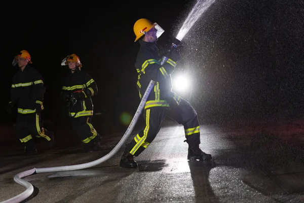 Brandweerlieden Gebruiken Een Waterslang Een Brandgevaar Elimineren Een Team Brandweermannen — Stockfoto