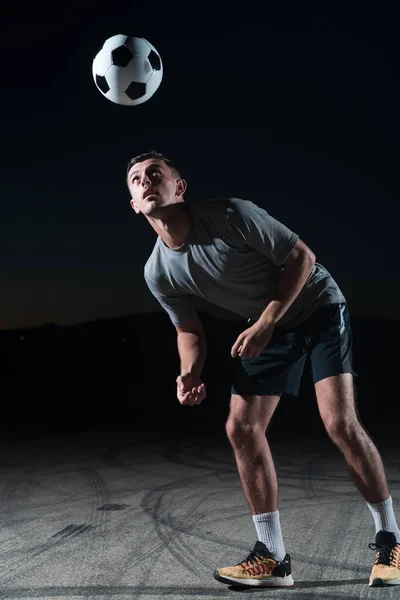 Portrait Jeune Footballeur Talentueux Dans Une Rue Jouant Avec Ballon — Photo