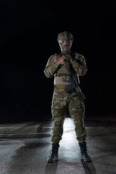 Στρατιώτης Του Στρατού Στολές Μάχης Ένα Τουφέκι Ένα Αεροπλανοφόρο Και — Φωτογραφία Αρχείου