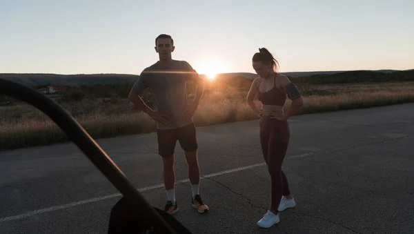 Sana Giovane Coppia Che Jogging Nelle Strade Della Città Mattina — Foto Stock