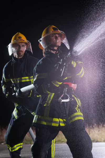 Bombeiros Usando Uma Mangueira Água Para Eliminar Perigo Incêndio Equipe — Fotografia de Stock