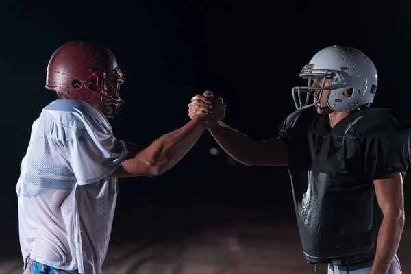 Два Американских Футболиста Лицом Лицу Темную Ночь Дождем Конкурс Расовая — стоковое фото