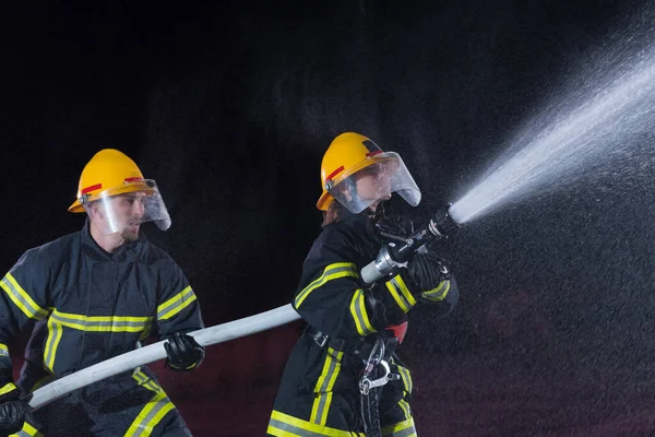 Vigili Del Fuoco Utilizzando Tubo Dell Acqua Eliminare Rischio Incendio — Foto Stock