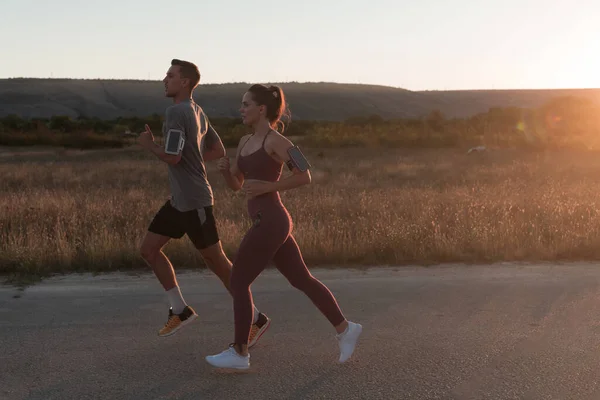 Sana Giovane Coppia Che Jogging Nelle Strade Della Città Mattina — Foto Stock