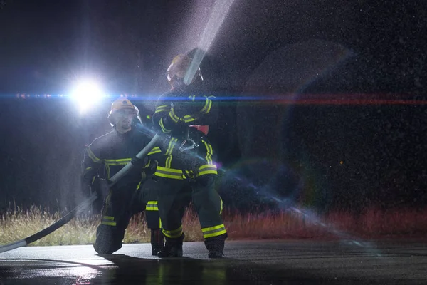 Brandweerlieden Gebruiken Een Waterslang Een Brandgevaar Elimineren Een Team Van — Stockfoto
