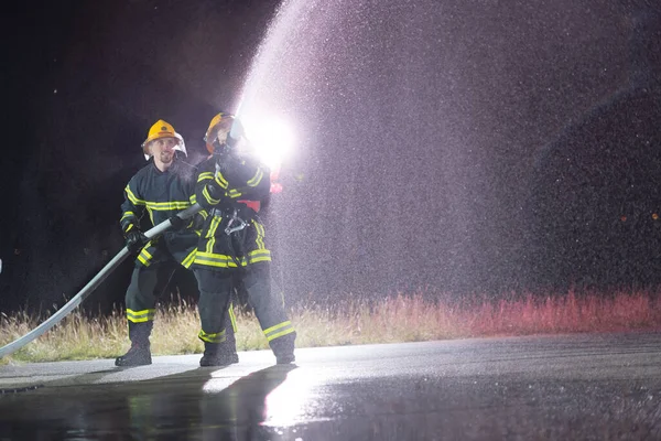 Bombeiros Usando Uma Mangueira Água Para Eliminar Perigo Incêndio Equipe — Fotografia de Stock