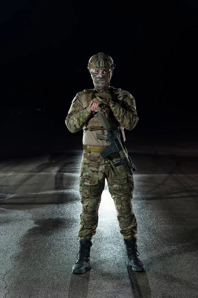 Soldat Armée Uniforme Combat Avec Fusil Assaut Porte Plaque Casque — Photo