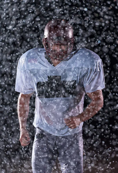 Американский Футбольный Спортсмен Стоящий Поле Держит Свой Шлем Готов Игре — стоковое фото