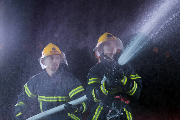 Bombeiros Usando Uma Mangueira Água Para Eliminar Perigo Incêndio Equipe — Fotografia de Stock