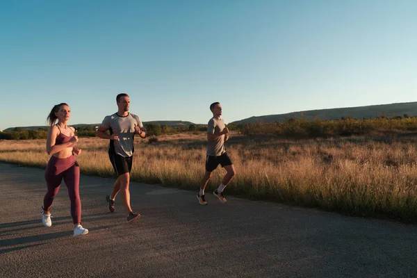 Tre Löpare Sprintar Utomhus Sportiva Människor Tränar Ett Stadsområde Hälsosam — Stockfoto