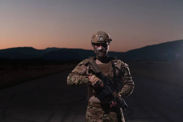 戦闘中の陸軍兵士雨の夜に危険な任務に行くアサルトライフル プレートキャリアと戦闘ヘルメットと制服 高品質の写真 — ストック写真