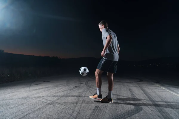 Portrait Jeune Footballeur Talentueux Dans Une Rue Jouant Avec Ballon — Photo