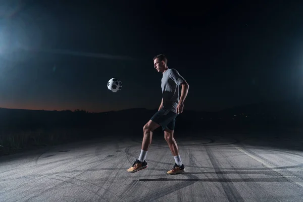 Portrait Jeune Footballeur Talentueux Dans Une Rue Jouant Avec Ballon — Photo