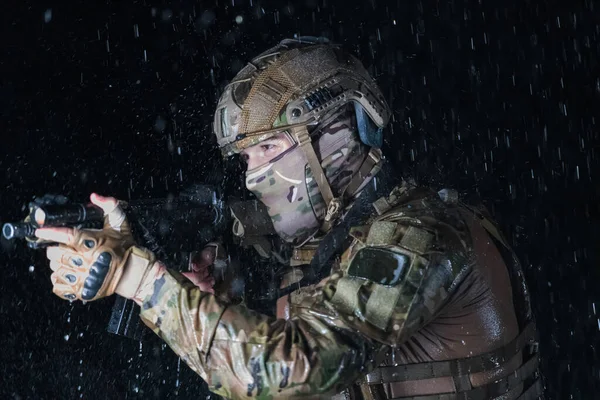 Leger Soldaat Combat Uniformen Met Een Aanvalsgeweer Kentekendrager Gevechtshelm Een — Stockfoto