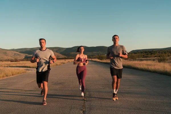 Tři Běžci Sprint Venku Sportovní Lidé Školení Městské Oblasti Zdravý — Stock fotografie