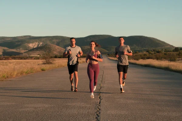 Drei Läufer Sprinten Freien Sportliches Training Stadtgebiet Gesunder Lebensstil Und — Stockfoto