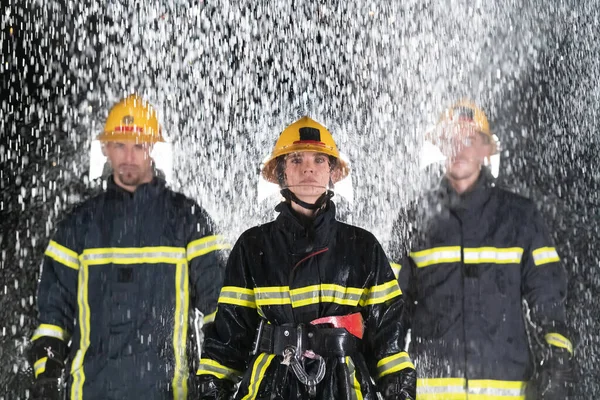 Портрет Групи Пожежників Стоять Ходять Сміливо Оптимістично Жінкою Лідером Команди — стокове фото