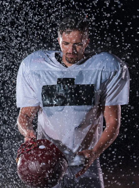 American Football Athlet Krieger Steht Auf Einem Feld Hält Seinen — Stockfoto