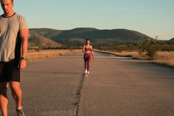 Jeune Couple Bonne Santé Faisant Jogging Dans Les Rues Ville — Photo