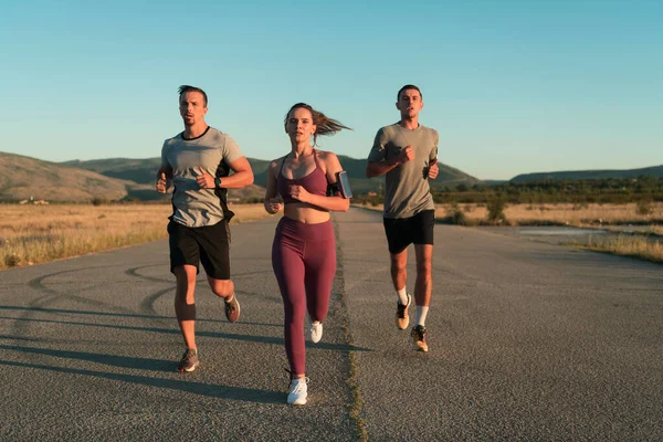 Три Бегуна Бегают Свежем Воздухе Спортивные Тренировки Городской Местности Здоровый — стоковое фото