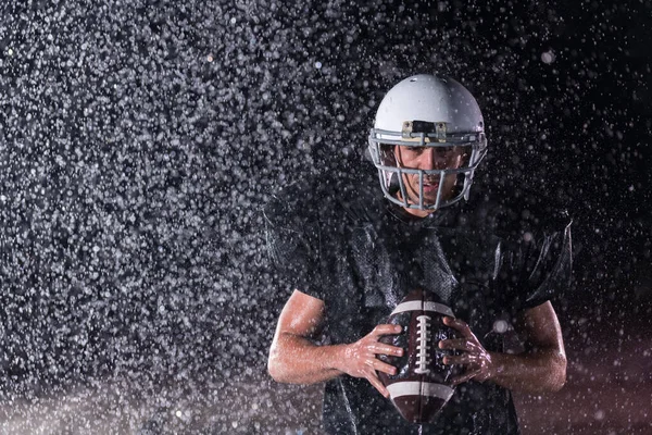 American Football Athlet Krieger Steht Auf Einem Feld Hält Seinen — Stockfoto