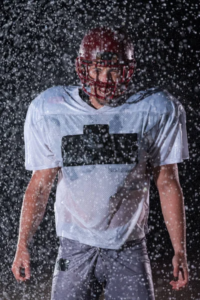 Американский Футбольный Спортсмен Стоящий Поле Держит Свой Шлем Готов Игре — стоковое фото
