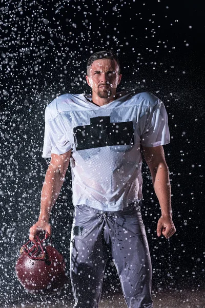 Atleta Futebol Americano Warrior Standing Field Segura Seu Capacete Pronto — Fotografia de Stock