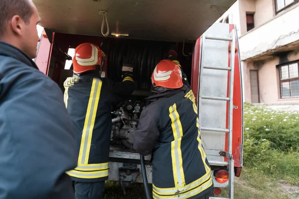 Een Groep Brandweermannen Die Zelfverzekerd Zijn Een Goed Uitgevoerde Reddingsoperatie — Stockfoto