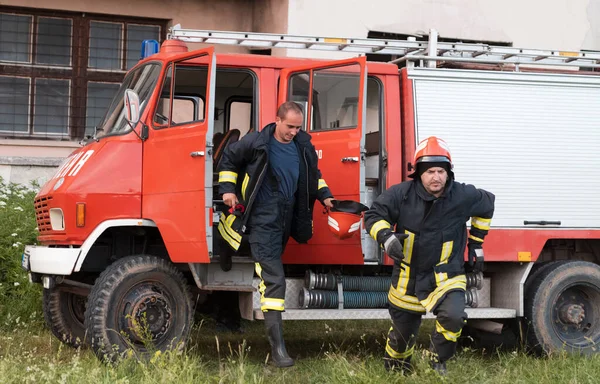 Grupo Bomberos Confiados Después Una Operación Rescate Bien Hecha Bomberos — Foto de Stock