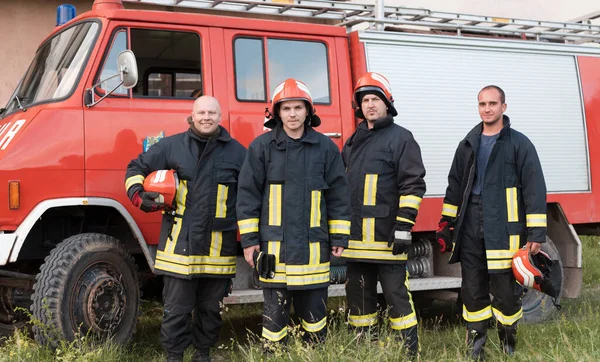 Grupo Bomberos Confiados Después Una Operación Rescate Bien Hecha Bomberos —  Fotos de Stock