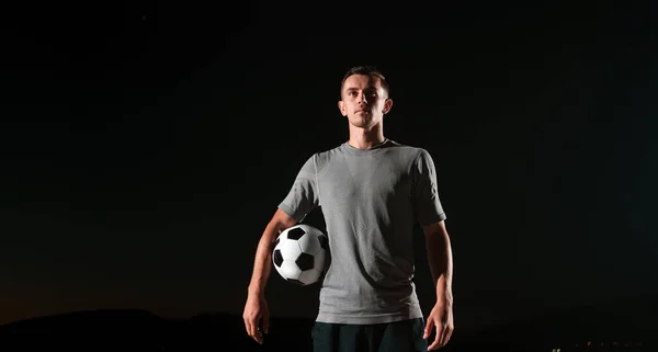 Portrét Mladého Pohledného Talentovaného Fotbalisty Ulici Jak Hraje Fotbalovým Míčem — Stock fotografie